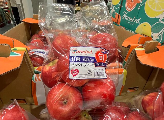 コストコ ピンクレディーりんご（ニュージーランド産・商品#593447）。甘さと酸味のバランスが絶妙で、シャキッとした食感が楽しめます。そのまま食べても、スイーツやサラダにもぴったり。