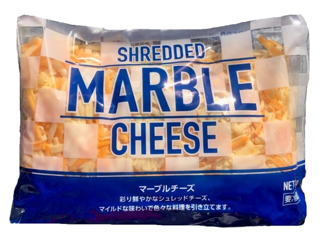 コストコのマーブルシュレッドチーズ（1,000g）。クリーミーで風味豊かなシュレッドチーズ。サラダやピザ、パスタなど、さまざまな料理に使える大容量パック。