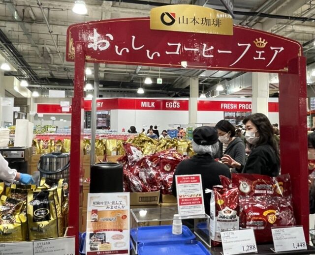 コストコ店内試食をする様子