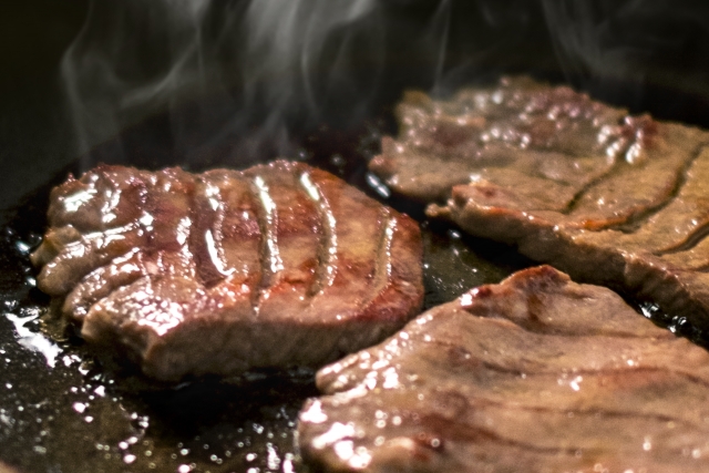 牛タンを焼く