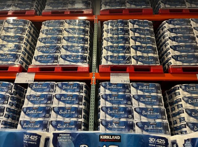 コストコ倉庫店で、トイレットペーハーの販売棚に積まれているトイレットペーパーと掲示されているセール価格