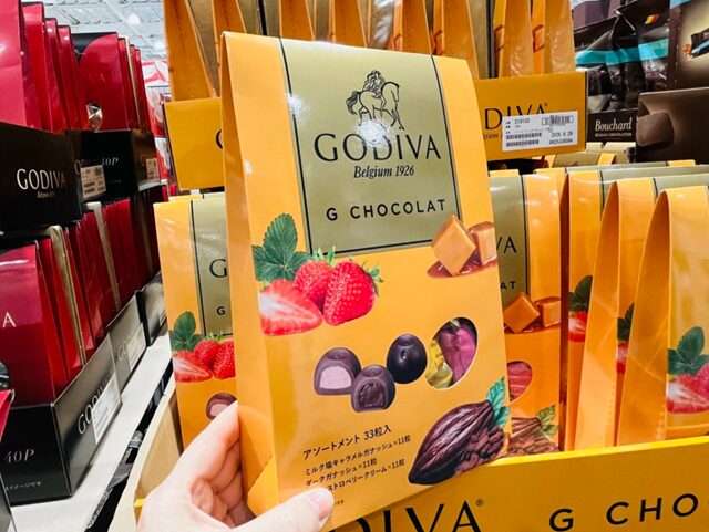 コストコゴディバ G ショコラ アソートメント 33粒入の箱を手に取る 93243