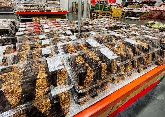 コストコスィーツ売り場に並ぶ フロランタン 18枚入り93243