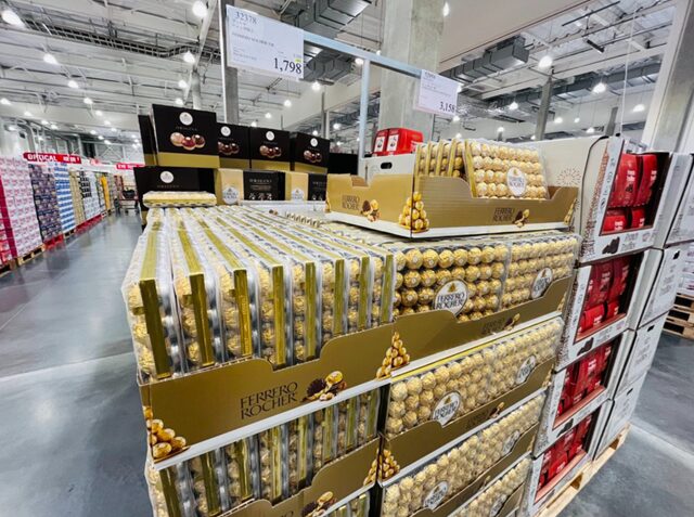 コストコ倉庫店 フェレロ ロシェ の売場 ドーンと大容量で見ごたえがある32378