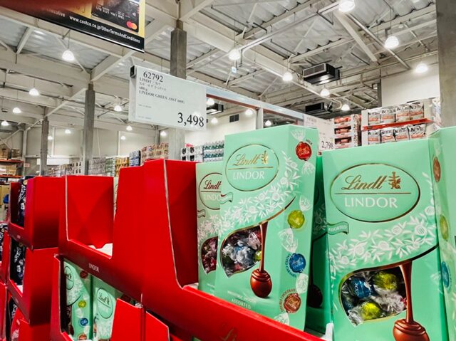 コストコ倉庫店バレンタイン展示リンドール アソート売場