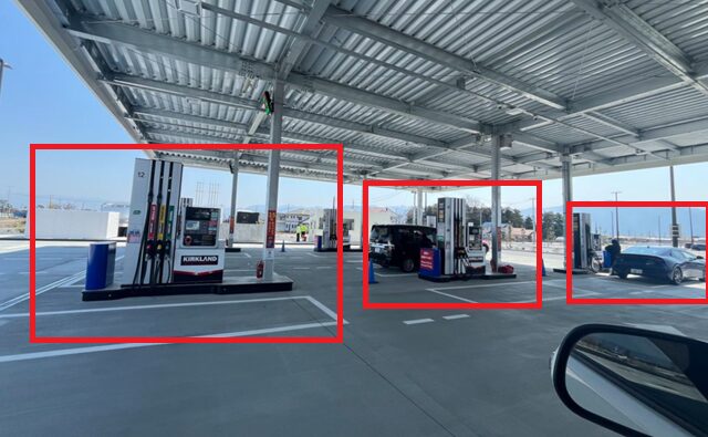 コストコのガソリンスタンドで縦に3台並べるので、真ん中の列が空いたら追い越さなければならない