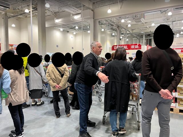 コストコ南アルプス カートをレジに誘導する社長さん