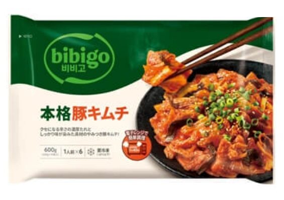 CJ bibigoの豚キムチ6食入り。電子レンジ対応で、豚肉とキムチの旨辛さが楽しめる冷凍ミールキット（ITEM#64674）