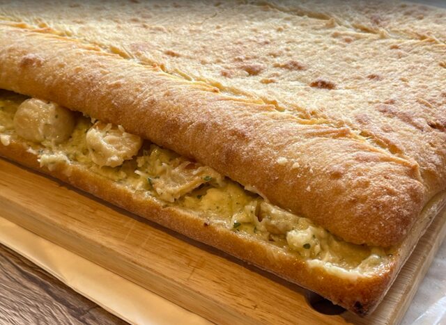 コストコ ガーリックチャパタ バターとガーリックがたっぷり挟んである