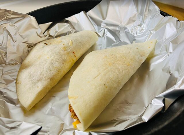 コストコ チキンケサディーヤ フライパンで加熱中