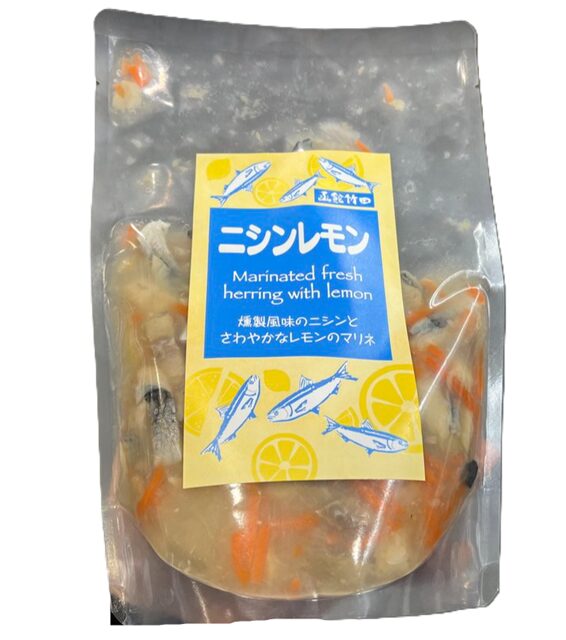 透明パックに入った酢締めニシンと輪切りレモンのマリネ。北海道・竹田食品のニシンレモン商品。