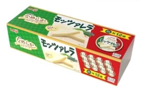 緑と赤色のパッケージにスライスしたモッツァレラチーズが描かれている長方形の箱 明治なめらかモッツァレラ 69484