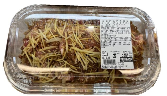 生姜にんにく焼き（ITEM#96989）。コストコのデリカ商品で、特製だれに漬け込まれた豚肉がぎっしり詰まった透明パック入り。香ばしい生姜とにんにくの風味で、焼くだけ簡単な時短メニュー。