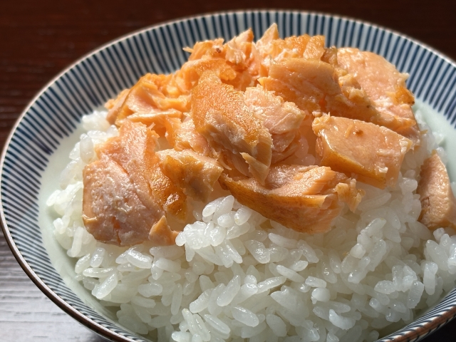 合食 手ほぐし鮭を、ご飯に乗せて茶碗に盛ったよ明日