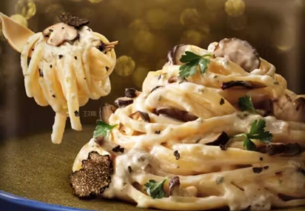 Pulmuone × Barilla アルチザンきのこクリームパスタを皿に盛り付けた様子。濃厚なホワイトソースにきのこがたっぷり絡んだ本格イタリアン風冷蔵パスタ【商品番号74686】」