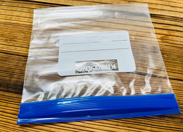 開け口の前後の高さが異なり、開けやすい設計であることがわかる写真