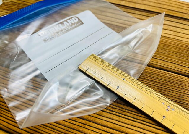 カークランド冷凍バッグの底マチ部分を定規で測っている様子