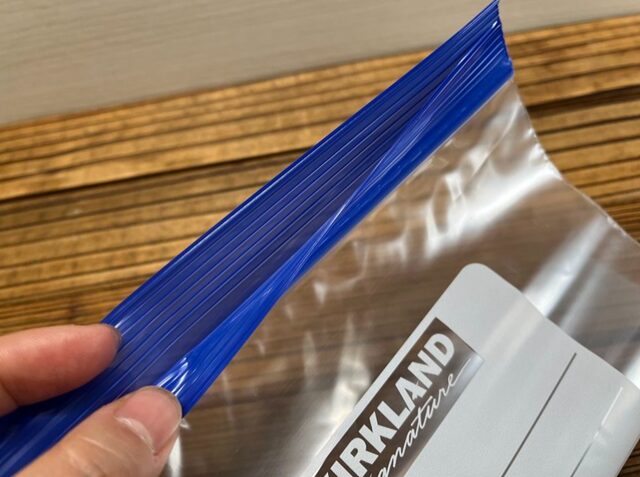 カークランド冷凍バッグの開け口を指でつまんで開いているところ