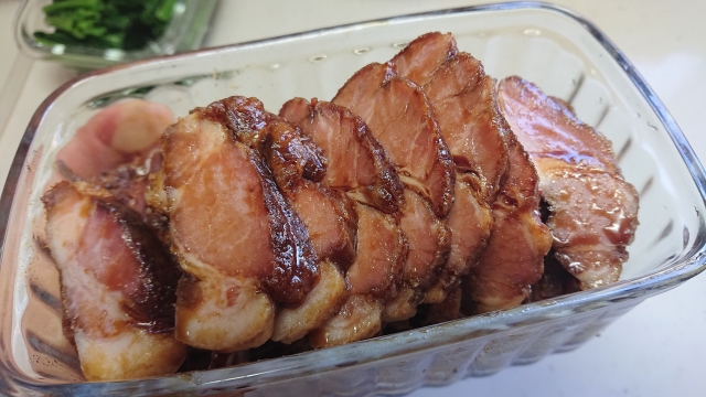 コストコ広東風チャーシューを切って皿に乗せた