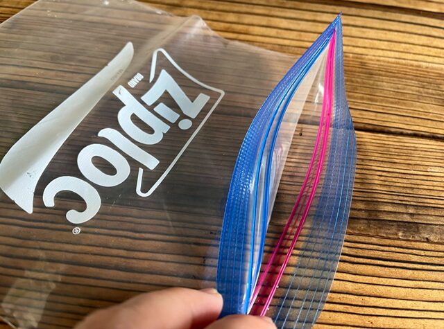 ジップロックのフリーザーバッグ ピンクのジッパー部分