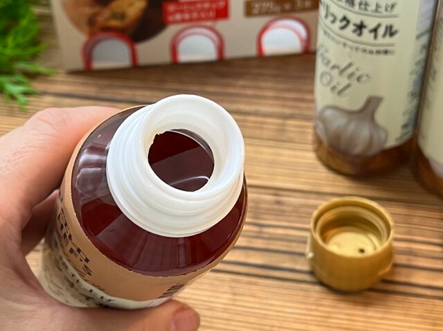 ピエトロ ガーリックオイルの白いキャップを外し、オイルの中身(ガーリックチップと唐辛子)が見えている状態