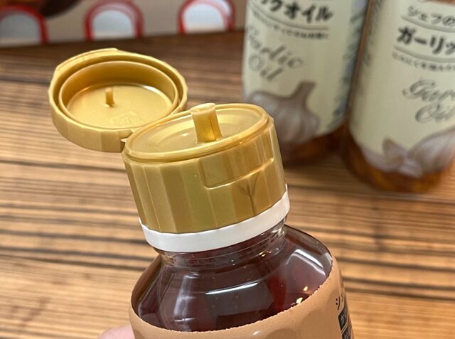 コストコ購入のピエトロ ガーリックオイル。細く注げる構造の注ぎ口と二重構造のゴールドキャップが特徴