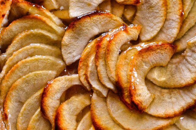 アップルパイに入れるリンゴを焼いて香ばしいリンゴ