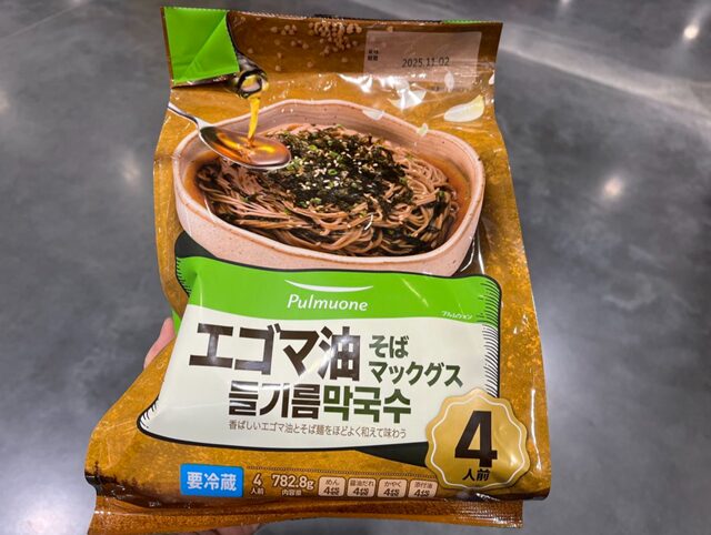 コストコのPulmuone エゴマ油そば（マックグス）のパッケージ裏面。調理方法として、麺を3分ゆでて流水で冷やし、たれ・エゴマ油・海苔やごまのかやくを混ぜるだけの簡単レシピが記載されている