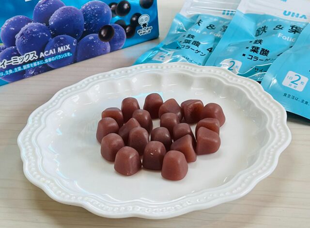 コストコのUHA味覚糖 グミサプリ 鉄&葉酸の1袋を開封し、中身のグミをズームで撮影した写真。質感や色合い、粒の形状がはっきりと確認できる