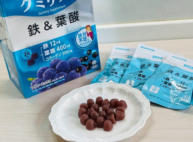 コストコのUHA味覚糖 グミサプリ 鉄&葉酸の袋を開封し、中身のグミ約20個を並べた写真。内容量や形状、実際の個数感がわかるイメージ