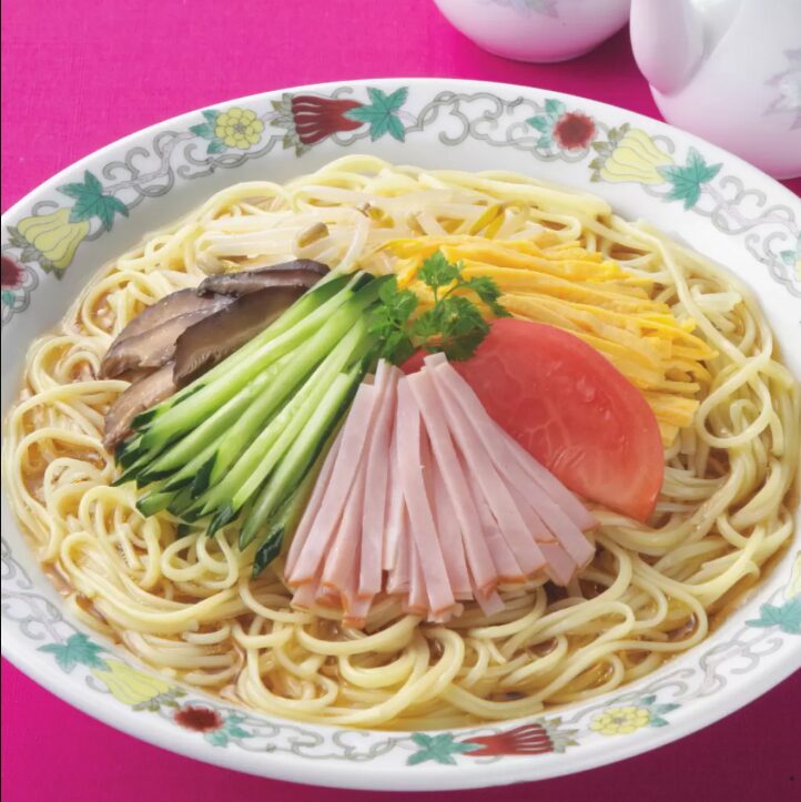 揖保乃糸 冷やし中華を茹でて、お皿に盛り付けた一皿。錦糸卵やきゅうり、ハムなどの具材をトッピングした涼しげな夏の定番メニュー【商品番号45572】」