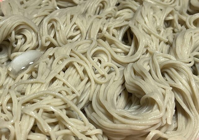 コストコのおびなた 戸隠そばを器に盛り付けた様子。つややかな麺が美しく、そばつゆを添えて食卓に並んだ一品【商品番号562294】」