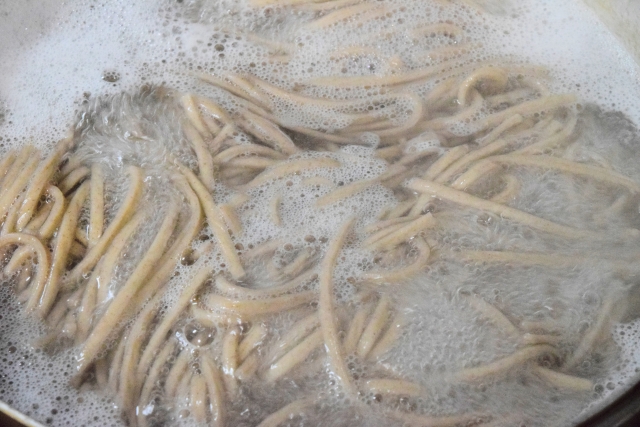 コストコの戸隠そばを茹でている様子。たっぷりのお湯で麺をほぐしながらゆでている調理シーン【商品番号562294】」