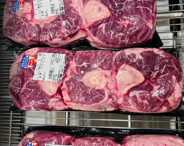 コストコ新商品 USビーフ 骨付きすね肉 3塊入り。濃厚な旨みとゼラチン質が特徴で、煮込み料理やスープに最適な大容量パック【商品番号97563】」