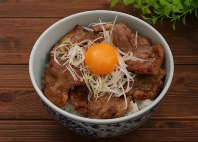 コストコ新商品 白いご飯にのせたスタミナ丼