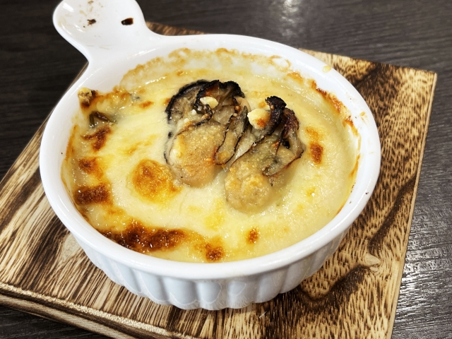 コストコの焼き牡蠣（ITEM#94395）を使った牡蠣グラタン。白い耐熱容器でこんがり焼き上げたクリーミーなオーブン料理