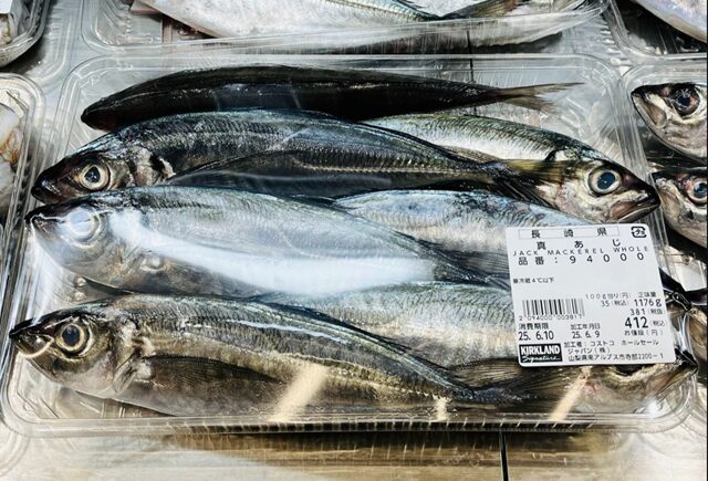 コストコ鮮魚コーナーコストコ鮮魚コーナーで、表示価格が半額に変更された鯵（アジ）。新鮮な魚が思わぬタイミングで大幅値下げされていて驚き