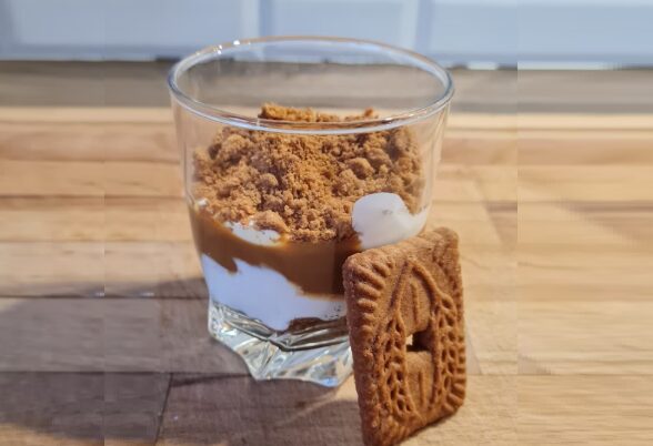 グラスに盛り付けたdeliciクッキーバタームースとスペキュロスクッキー1枚。香ばしいシナモン風味のベルギークッキーが香る濃厚ムーススイーツ【商品番号68709】コストコ取扱