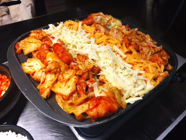 コストコのチーズタッカルビをホットプレートで調理中。甘辛い鶏肉と野菜にとろけたチーズが絡む韓国風人気メニュー【商品番号96032】
