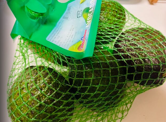 網の袋に入ったコストコのアボカド5玉セット。新鮮な大玉アボカドが見えるパッケージ【商品番号47019】」