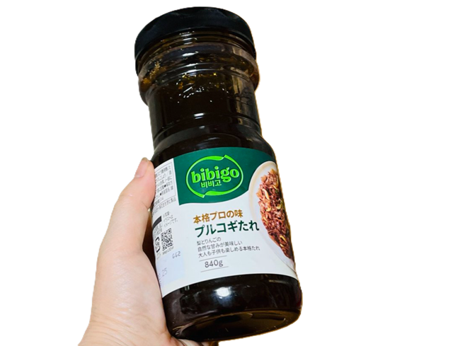 コストコ プルコギのタレを手に持つ
