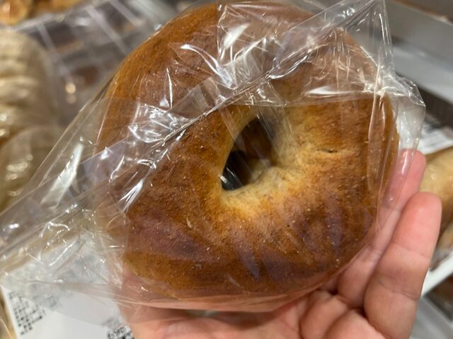 コストコ ホールウィートベーグル（商品#93024）。1個あたりは普通のベーグルより茶色く、全粒粉の香ばしさとふっくらもちもちの食感が楽しめるベーグルです。朝食やサンドイッチにおすすめ。
