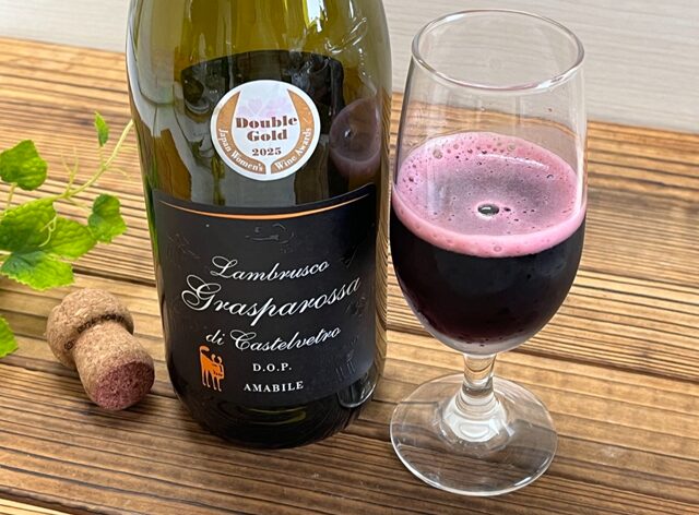 コストコのランブルスコ アマービレ（Lambrusco Amabile）。グラスに注ぐとシュワシュワと泡立つ、濃い色合いとフルーティーな味わいが特徴の甘口スパークリングワイン。生絞りぶどうジュースのような深い風味が楽しめます。