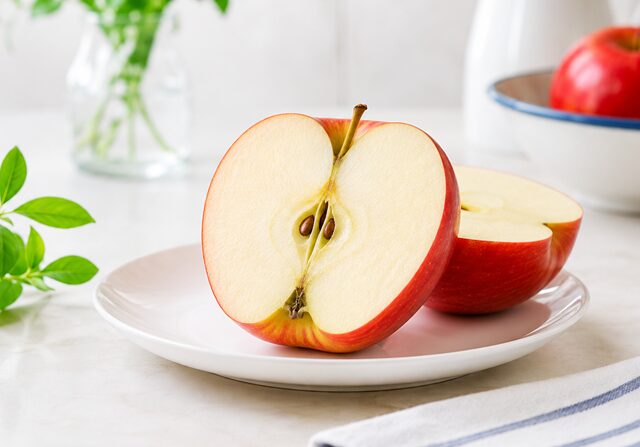 コストコ 半分にカットしたこるりんごと爽やかな食卓