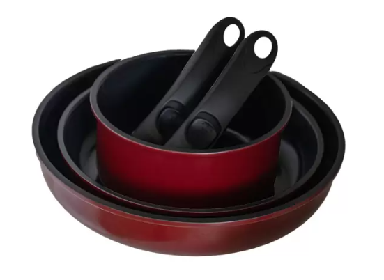 コストコのCOMBEKK フライパン5 PEACE（IH対応）。IH調理器にも対応したスタッカブル（積み重ね可能）フライパンセット。省スペースで収納でき、さまざまな料理に対応する便利なキッチンアイテム