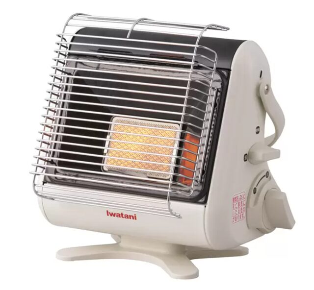 コストコで販売されているIwatani ポータブルカセットガスストーブ。白い本体で、小型・軽量。カセットガス使用で手軽に燃料交換が可能。コードやホース不要で足元も安心。ITEM#77292
