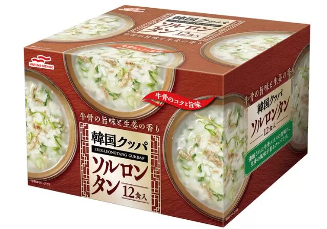 棚に並んだ韓国クッパ ソルロンタンのフリーズドライ12食セット。パッケージには牛骨スープのイメージと生姜のイラストが描かれ、お湯を注ぐだけで本格的なクッパが楽しめることが伝わるデザイン