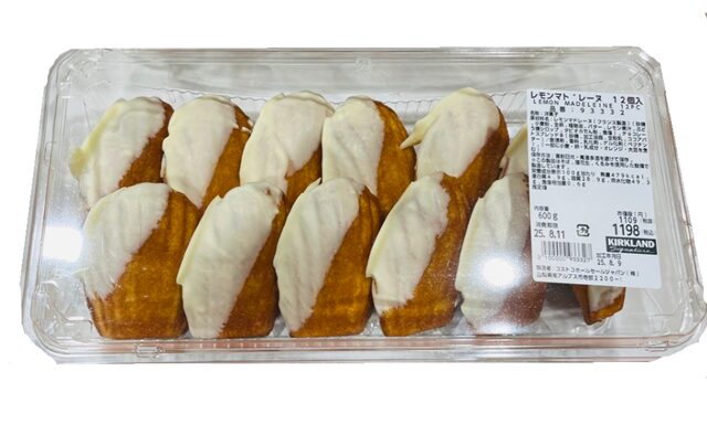 コストコのレモンマドレーヌ12個（LEMON MADELEINE）。芳醇なバターと爽やかなレモンの香りが広がる、フランス製造のマドレーヌ。ホワイトチョコをコーティングし、紅茶と相性の良い優しい甘さの一品