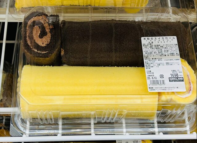 コストコのスイスロール イチゴ&チョコ（SWISS ROLL STRAWBERRY & CHOCO）。イチゴクリームとチョコホイップクリームを、米粉入りスポンジで包んだシンプルで美味しいロールケーキ