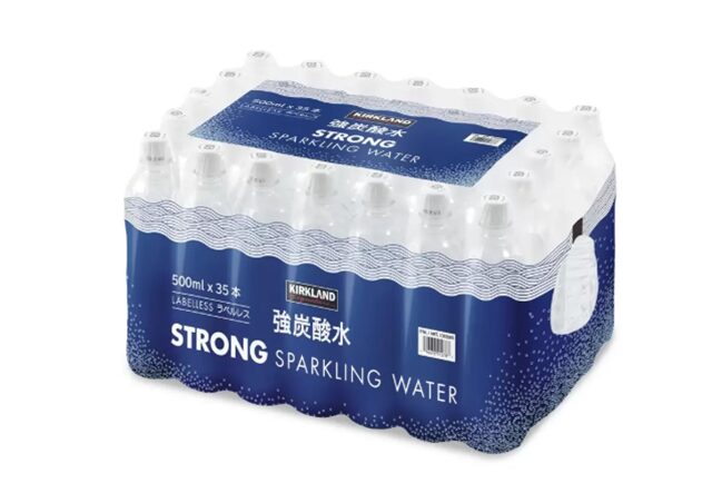 コストコのカークランドシグネチャー 強炭酸水 ITEM#1802065。キリッとした強い炭酸が特徴で、そのまま飲んでも割材としても使える大容量スパークリングウォーター